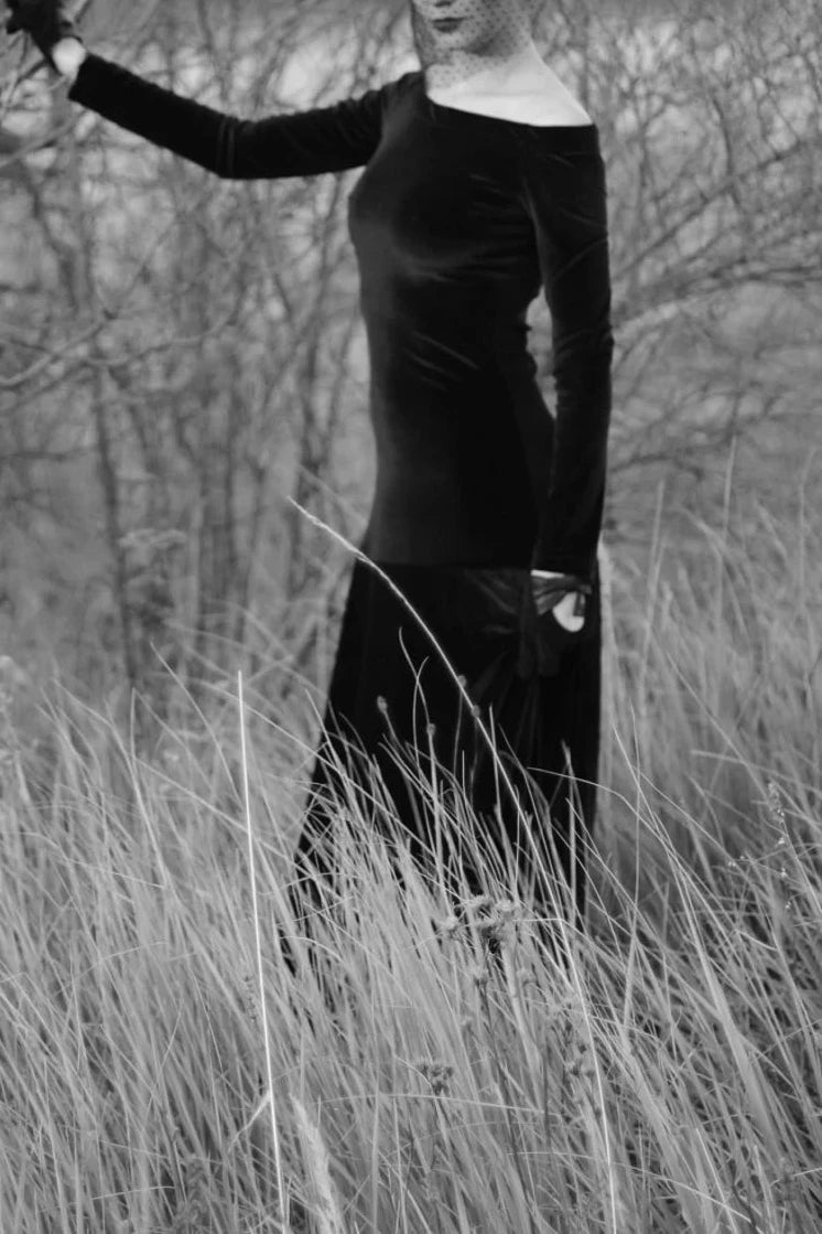 Vestido de terciopelo negro, vestido de novia, vestido formal, vestido de terciopelo, vestido largo, vestido con hombros descubiertos, vestido de noche de invierno